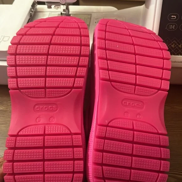 CROCS Pink Water Shoes with Ventilation and Heel Strap - Picture 3 of 5